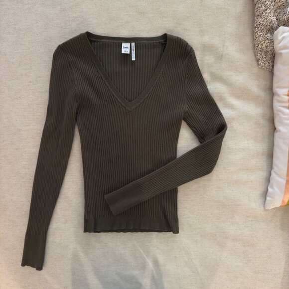 Fitted Green Ribbed Long Sleeve V-Neck Shirt from Simons (By TWIK) - Size Medium - Picture 3 of 6